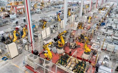 ▲資料圖:某工廠內,全自動機器人高速運轉生產汽車配件訂單產品。圖/新華社